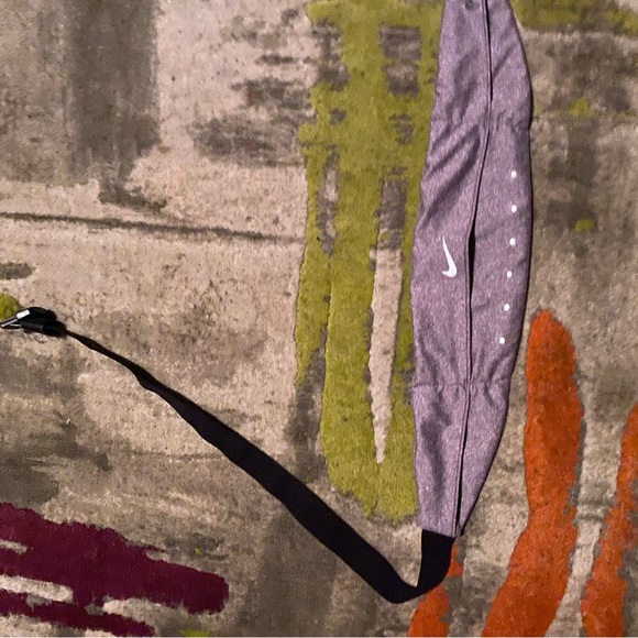 Nike waist band an sweatshirt. - Picture 3 of 5